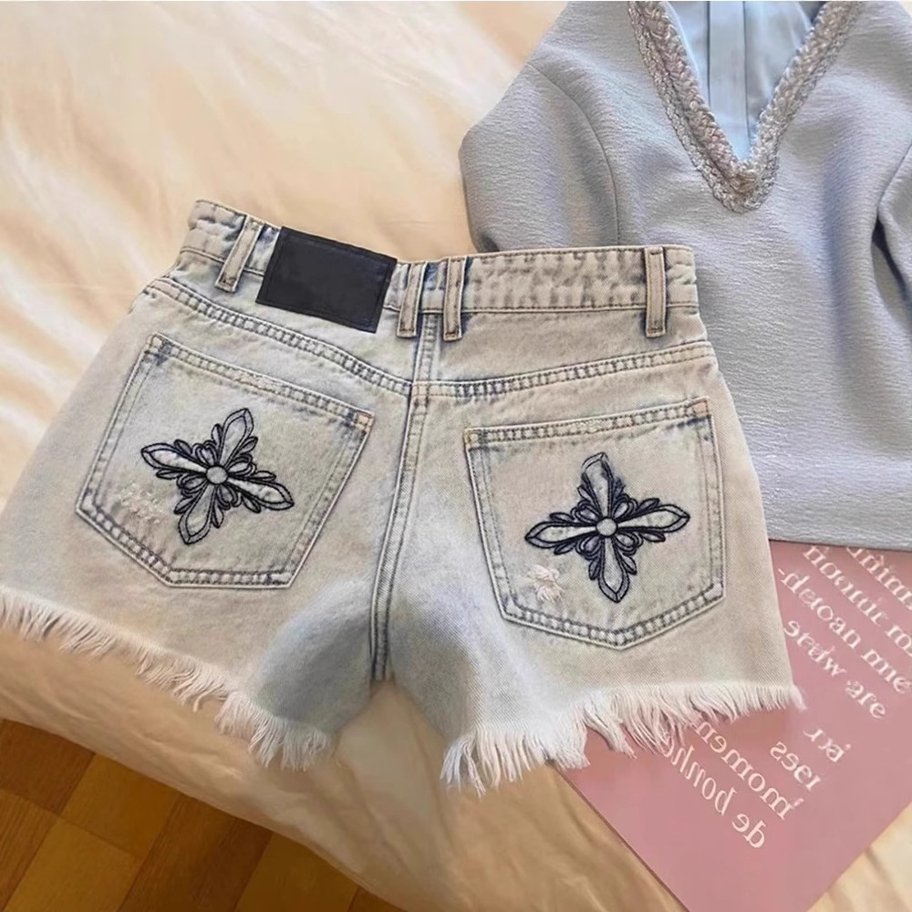 Shorts Denim Frayed - Damskie szorty jeansowe z haftem, efektem